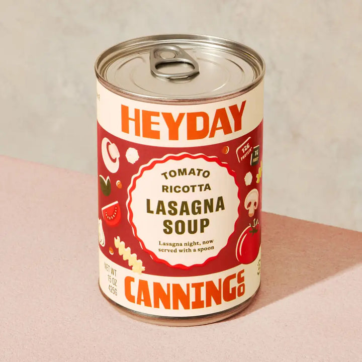 Can of HEYDAY Tomato Ricotta Lasagna Soup on a beige background